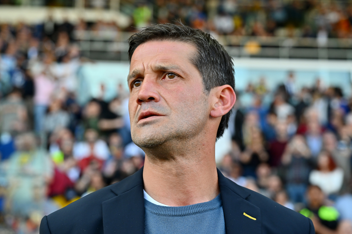 Parma, Italia - 05 de abril: Cristian Chivu, entrenador en jefe de Parma Calcio, observa antes del partido de la Serie A entre Parma y FC Internationalee en Stadio Ennio Tardini el 05 de abril de 2025 en Parma, Italia. (Foto de Alessandro Sabattini/Getty Images)