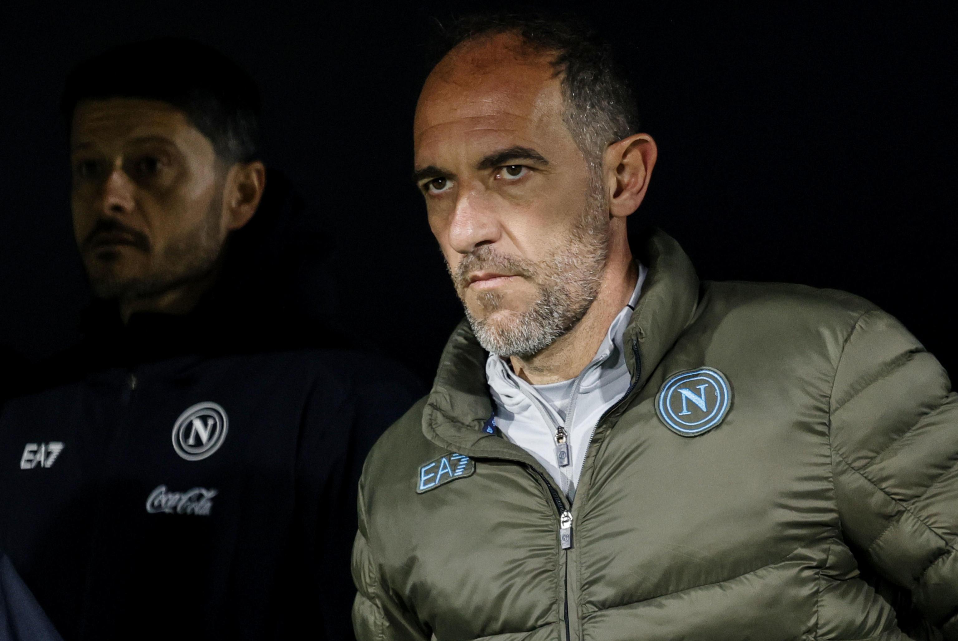 epa12016679 El asistente técnico del Napoli, Cristian Stellini, observa durante el partido de fútbol de la Serie A italiana entre el Bologna FC y el SSC Napoli, en Bolonia, Italia, el 7 de abril de 2025. EPA-EFE/SERENA CAMPANINI