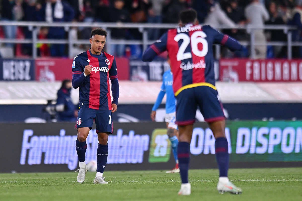 BOLONHA, ITÁLIA - 07 DE ABRIL: Dan Ndoye, do Bologna, comemora o primeiro gol de sua equipe com o companheiro de equipe Jhon Lucumi durante a partida da Série A entre Bologna e Napoli no Estádio Renato Dall'Ara em 07 de abril de 2025 em Bolonha, Itália. (Foto de Alessandro Sabattini/Getty Images)