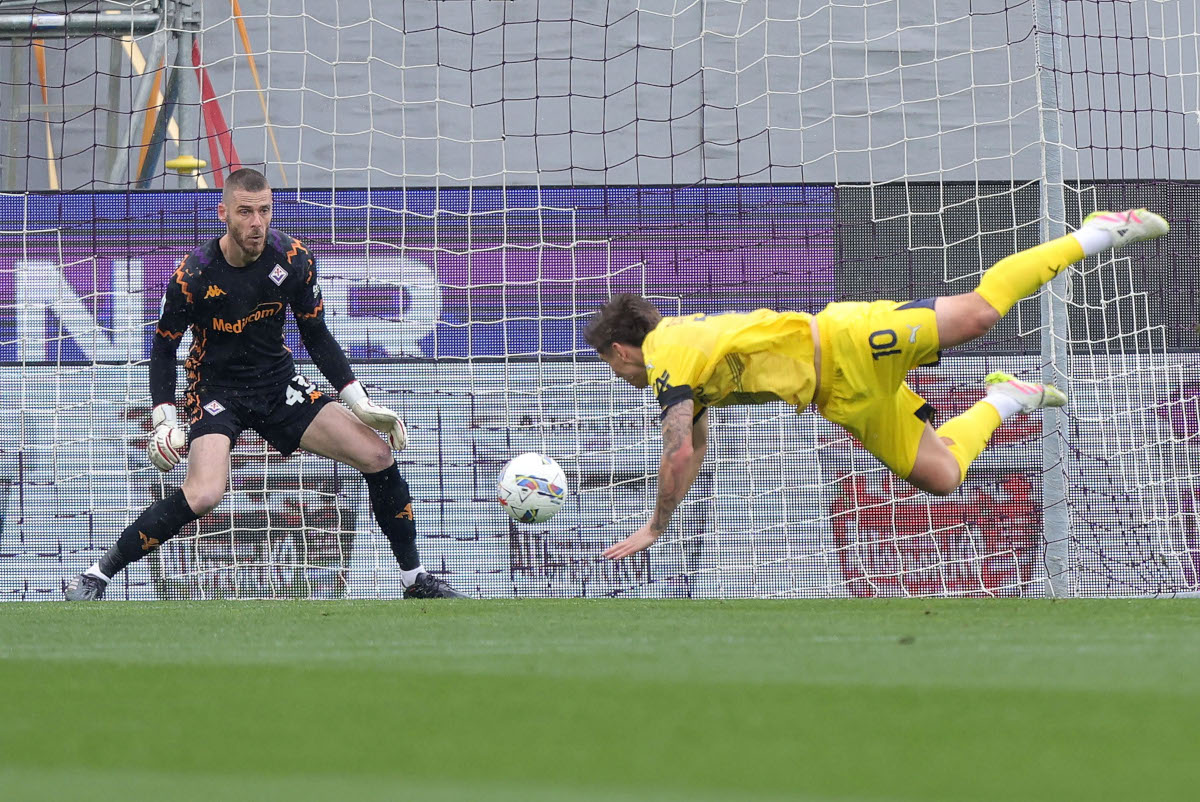 FLORENCE, ITALY - APRIL 13: David de Gea goalkeeper of ACF Fiorentina in action against Adrian Bernabe' of Parma during the Serie A match between Fiorentina and Parma at Stadio Artemio Franchi on April 13, 2025 in Florence, Italy. (Photo by Gabriele Maltinti/Getty Images)
