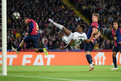BARCELONA, SPAIN - APRIL 30: Denzel Dumfries of FC Internazionale scores his team's second goal whilst under pressure from Pedri and Frenkie de Jong of FC Barcelona during the UEFA Champions League 2024/25 Semi Final First Leg match between FC Barcelona and FC Internazionale Milano at Estadi Olimpic Lluis Companys on April 30, 2025 in Barcelona, Spain. (Photo by David Ramos/Getty Images)