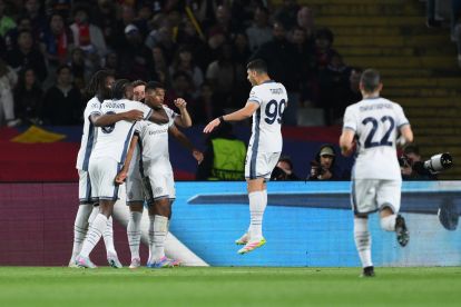 BARCELONA, SPAIN - APRIL 30: Denzel Dumfries of FC Internazionale celebrates scoring his team's third goal with teammates during the UEFA Champions League 2024/25 Semi Final First Leg match between FC Barcelona and FC Internazionale Milano at Estadi Olimpic Lluis Companys on April 30, 2025 in Barcelona, Spain. (Photo by David Ramos/Getty Images)
