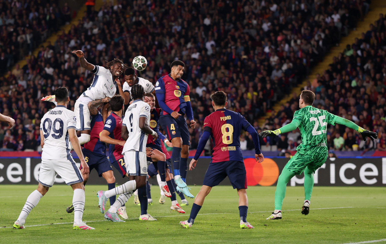 Barcelone, Espagne - 30 avril: Denzel Dumfries du FC Interazionale marque le troisième but de son équipe lors du match semi-final de la Ligue des champions de l'UEFA 2024/25 entre le FC Barcelone et le FC Interazionale Milano à Estadi Olimpic Lluis Companys le 30 avril 2025 à Barcelone, en Espagne. (Photo de Carl Reine / Getty Images)