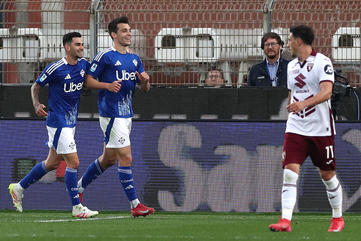 COMO, ITALY - APRIL 13: Anastasios Douvikas of Como 1907 celebrates after scoring their team's first goal during the Serie A match between Como 1907 and Torino FC at Stadio G. Sinigaglia on April 13, 2025 in Como, Italy. (Photo by Marco Luzzani/Getty Images)