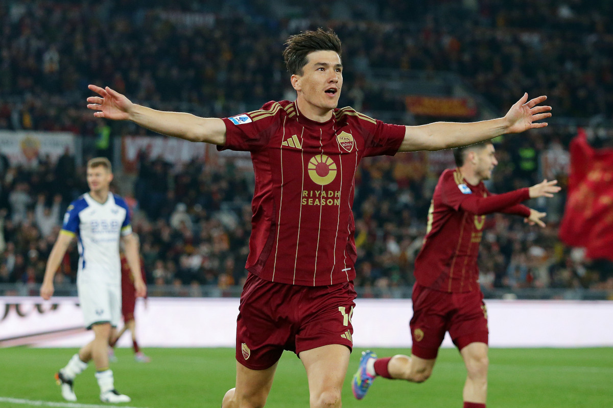 Rím, Taliansko - 19. apríla: Eldor Shomurodov z AS Roma oslavuje prvé bodovanie svojho tímu počas zápasu Serie A medzi Romom a Veronou v Stadio Olimpico 19. apríla 2025 v Ríme v Taliansku. (Foto: Paolo Bruno/Getty Images)