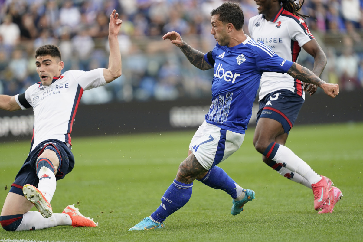 COMO, ITALY - APRIL 27: Gabriel Strefezza of Como 1907 scores his first goal during the Serie A match between Como and Genoa at Stadio G. Sinigaglia on April 27, 2025 in Como, Italy. (Photo by Pier Marco Tacca/Getty Images)