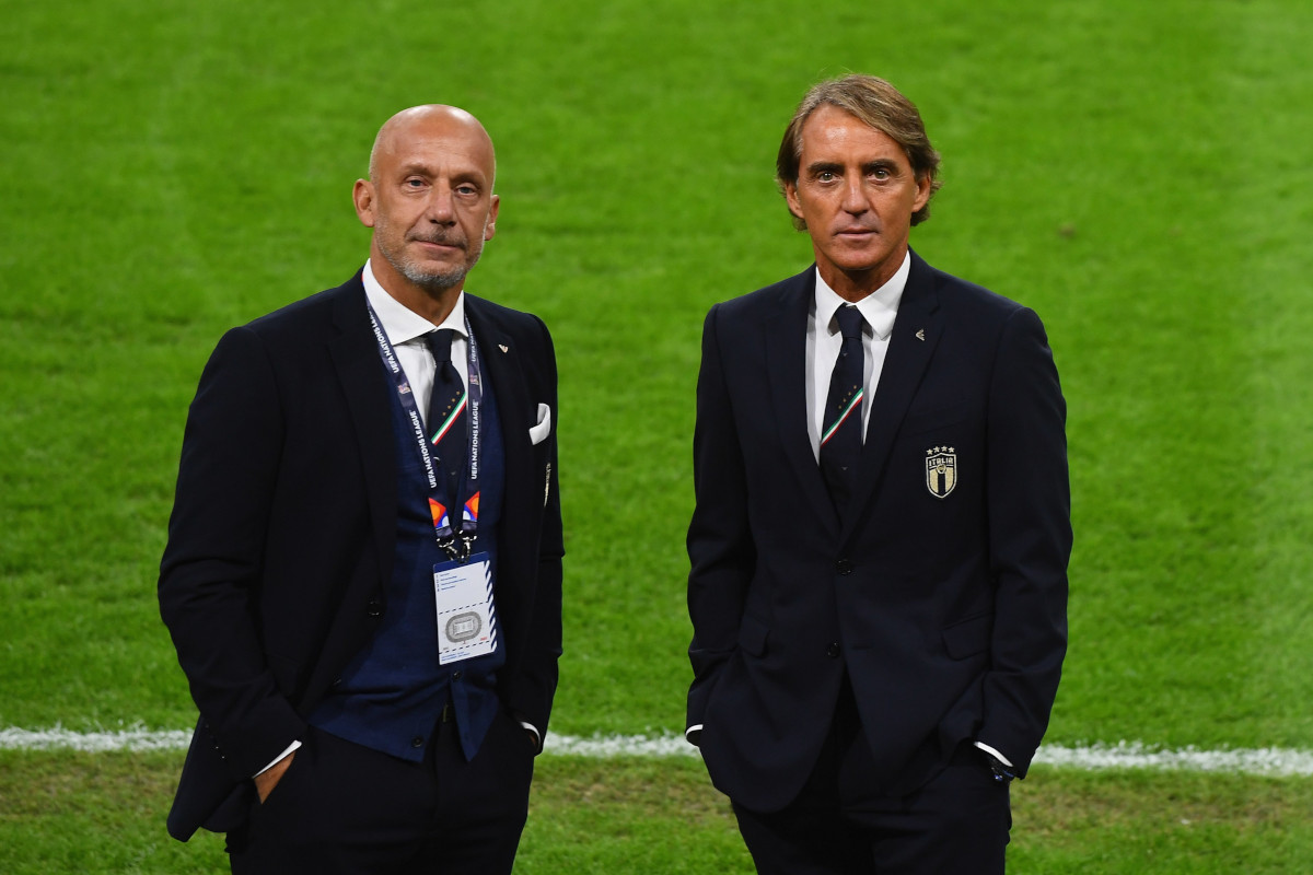 AMSTERDAM, NETHERLANDS - SEPTEMBER 07: Head coach of Italy Roberto Mancini and Gianluca Vialli of Italy pause for the camera before to the UEFA Nations League group stage match between Netherlands and Italy at Johan Cruijff Arena on September 7, 2020 in Amsterdam, Netherlands. (Photo by Claudio Villa/Getty Images)