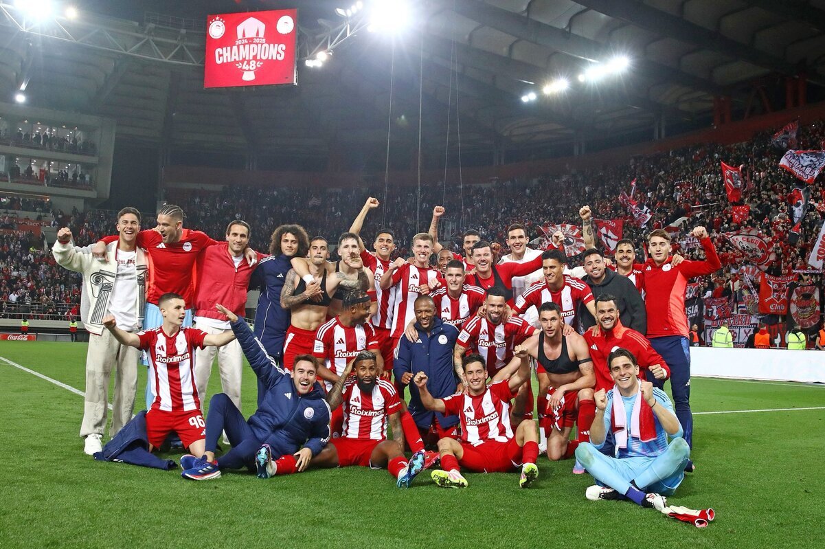 Olympiacos squad, including Italy U21 star Lorenzo Pirola, celebrate winning the 2024-25 Greece Cuper League title (picture: @Olympiacos via X)