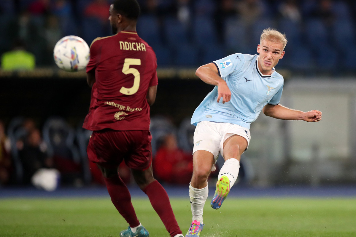 ROME, ITALY - APRIL 13: Gustav Isaksen of Lazio shoots whilst under pressure from Evan N'Dicka of AS Roma during the Serie A match between SS Lazio and AS Roma at Stadio Olimpico on April 13, 2025 in Rome, Italy. (Photo by Paolo Bruno/Getty Images)