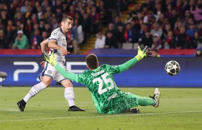 BARCELONA, SPANYOL - 30 APRIL: Henrikh Mkhitaryan dari FC Internazionale mencetak gol melewati Wojciech Szczesny dari FC Barcelona yang kemudian dianulir karena pelanggaran offside selama pertandingan Leg Pertama Semi Final Liga Champions UEFA 2024/25 antara FC Barcelona dan FC Internazionale Milano di Estadi Olimpic Lluis Companys pada 30 April, 2025 di Barcelona, Spanyol. (Foto oleh Carl Recine/Getty Images)