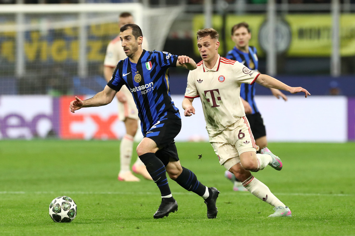 MILAN, ITALY - APRIL 16: Henrikh Mkhitaryan of FC Internazionale runs for the ball under pressure from Joshua Kimmich of Bayern Munich during the UEFA Champions League 2024/25 Quarter Final Second Leg match between FC Internazionale Milano and FC Bayern München at San Siro on April 16, 2025 in Milan, Italy. (Photo by Marco Luzzani/Getty Images)