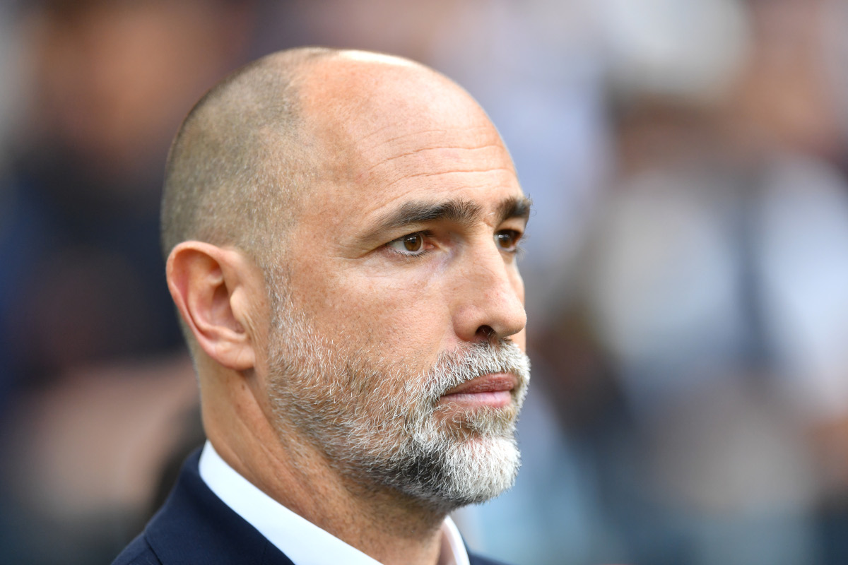 Turín, Italia - 27 de abril: Igor Tudor, entrenador en jefe de la Juventus, observa antes del partido de la Serie A entre la Juventus y Monza en el Estadio Allianz el 27 de abril de 2025 en Turín, Italia. (Foto de Valerio Pennicino/Getty Images)