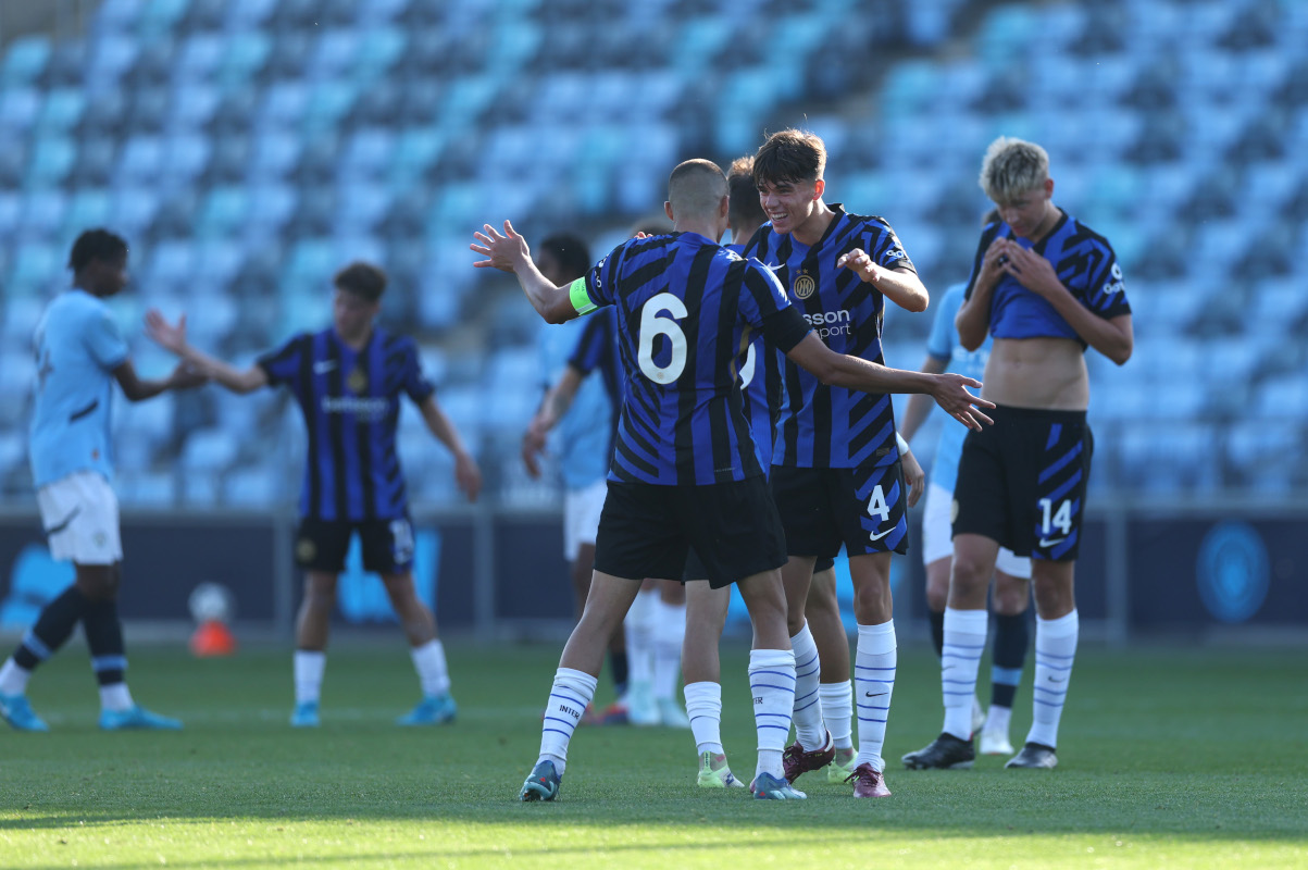 MANCHESTER, ENGLAND - SEPTEMBER 18: Christos Alexiou of FC Internazionale celebrates with teammate Mattia Zanchetta at the end of the UEFA Youth League 2024/25 match between Manchester City and FC Internazionale at Joie Stadium on September 18, 2024 in Manchester, England. (Photo by Carl Recine/Getty Images)