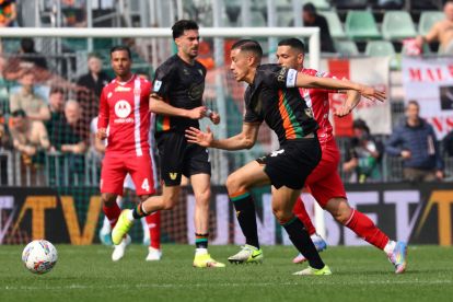 VENICE, ITALY - APRIL 12: Jay Idzes of Venezia competes for the ball with Gianluca Caprari of Monza during the Serie A match between Venezia and Monza at Stadio Pier Luigi Penzo on April 12, 2025 in Venice, Italy. (Photo by Maurizio Lagana/Getty Images)