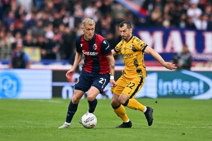 BOLOGNA, ITALY - APRIL 20: Jens Odgaard of Bologna runs with the ball whilst under pressure from Henrikh Mkhitaryan of FC Internazionale during the Serie A match between Bologna and FC Internazionale at Stadio Renato Dall'Ara on April 20, 2025 in Bologna, Italy. (Photo by Alessandro Sabattini/Getty Images)
