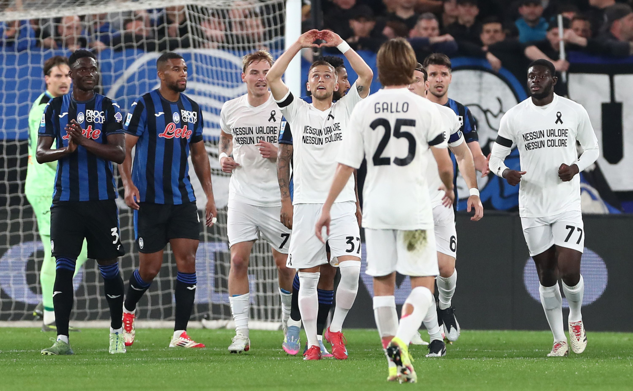 BERGAMO, ITALY - APRIL 27: Jesper Karlsson of US Lecce celebrates with his team-mates after scoring their team's first goal during the Serie A match between Atalanta BC and US Lecce at Gewiss Stadium on April 27, 2025 in Bergamo, Italy. (Photo by Marco Luzzani/Getty Images)
