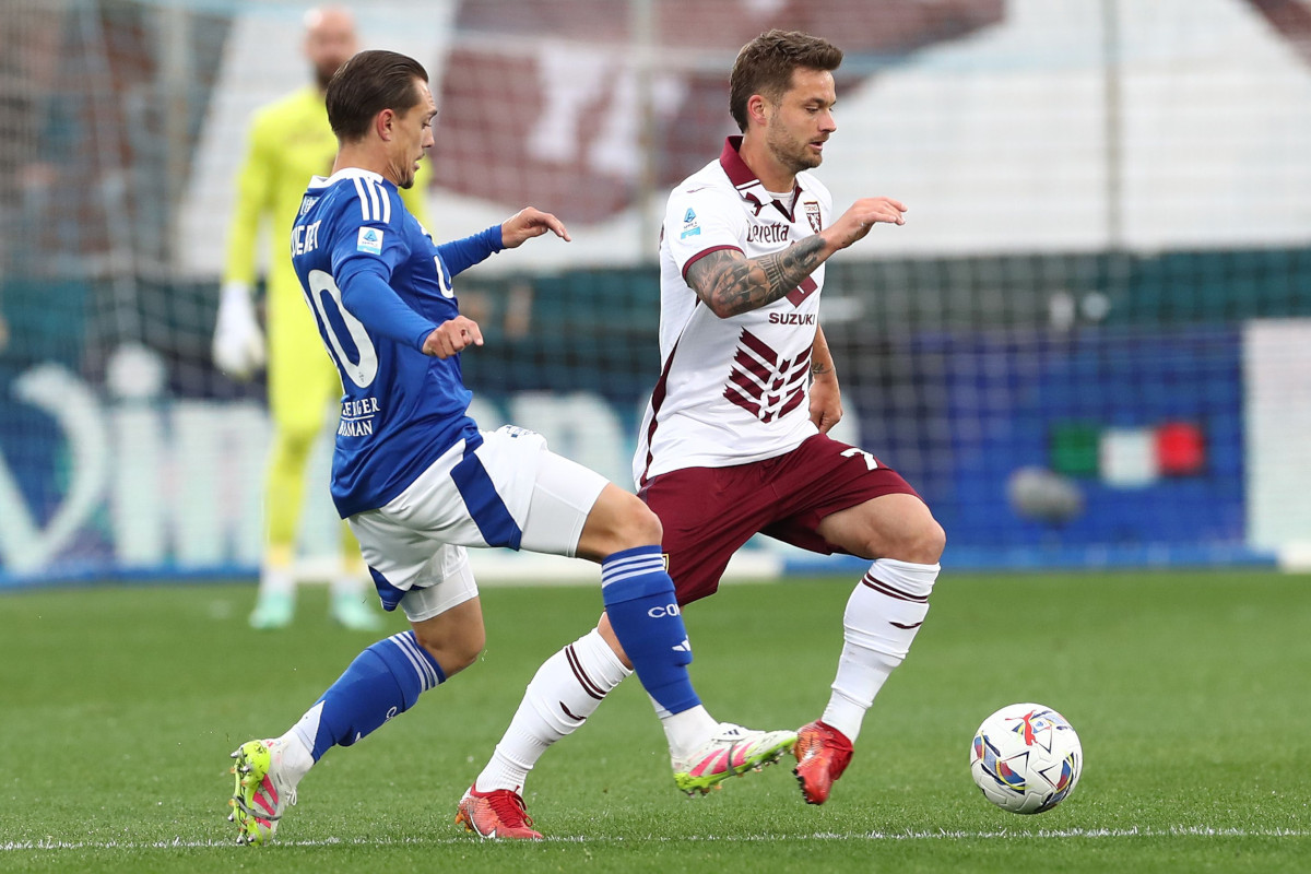 COMO, ITALY - APRIL 13: Karol Linetty of Torino FC competes for the ball with Maxence Caqueret of Como 1907 during the Serie A match between Como 1907 and Torino FC at Stadio G. Sinigaglia on April 13, 2025 in Como, Italy. (Photo by Marco Luzzani/Getty Images)