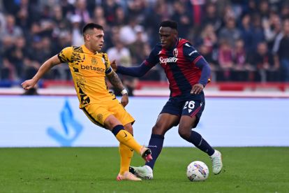 BOLOGNA, ITALY - APRIL 20: Lautaro Martinez of FC Internazionale passes the ball whilst under pressure from Jhon Lucumi of Bologna during the Serie A match between Bologna and FC Internazionale at Stadio Renato Dall'Ara on April 20, 2025 in Bologna, Italy. (Photo by Alessandro Sabattini/Getty Images)