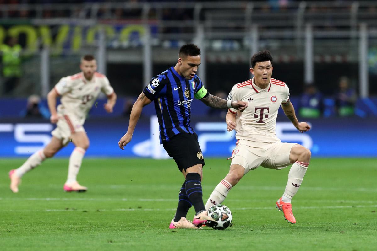 MILAN, Italie - 16 avril: Lautaro Martinez du FC Interazionale passe le ballon sous pression de Kim Min-jae du Bayern Munich lors de la Mathen de la Ligue des champions de l'UEFA 2024/25 entre San Siro, le 16 avril 2025 à Milan, Italie. (Photo de Marco Luzzani / Getty Images)