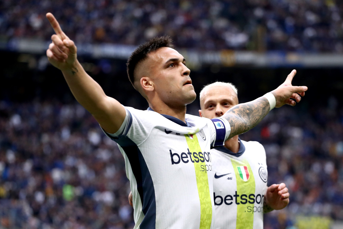 MILAN, ITALY - APRIL 12: Lautaro Martinez of FC Internazionale celebrates scoring his team's second goal during the Serie A match between FC Internazionale and Cagliari at Stadio Giuseppe Meazza on April 12, 2025 in Milan, Italy. (Photo by Marco Luzzani/Getty Images)