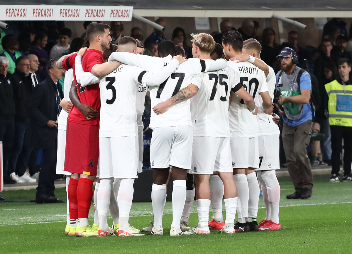 BERGAMO, ITALY - APRIL 27: US Lecce players wear a special shirt in memory of US Lecce physiotherapist Graziano Fiorita during the Serie A match between Atalanta BC and US Lecce at Gewiss Stadium on April 27, 2025 in Bergamo, Italy. (Photo by Marco Luzzani/Getty Images)