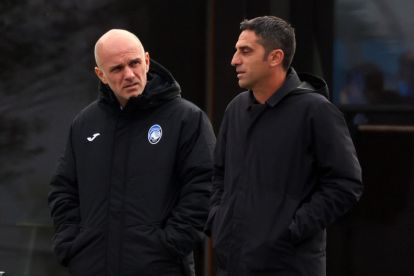epa11702421 Atalanta CEO Luca Percassi (L) and Atalanta Sporting Director Tony d'Amico watch a training session of the team at the Bortolotti training center in Zingonia, Italy, 05 November 2024. Atalanta will face VFB Stuttgart in the UEFA Champions League on 06 November in Stuttgart. EPA-EFE/MICHELE MARAVIGLIA (Milan links)