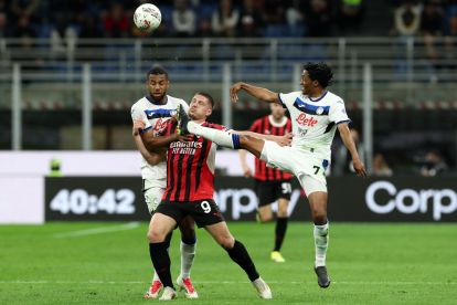 MILAN, ITALY - APRIL 20: Luka Jovic of AC Milan is challenged by Isak Hien and Juan Cuadrado of Atalanta during the Serie A match between AC Milan and Atalanta at Stadio Giuseppe Meazza on April 20, 2025 in Milan, Italy. (Photo by Marco Luzzani/Getty Images)