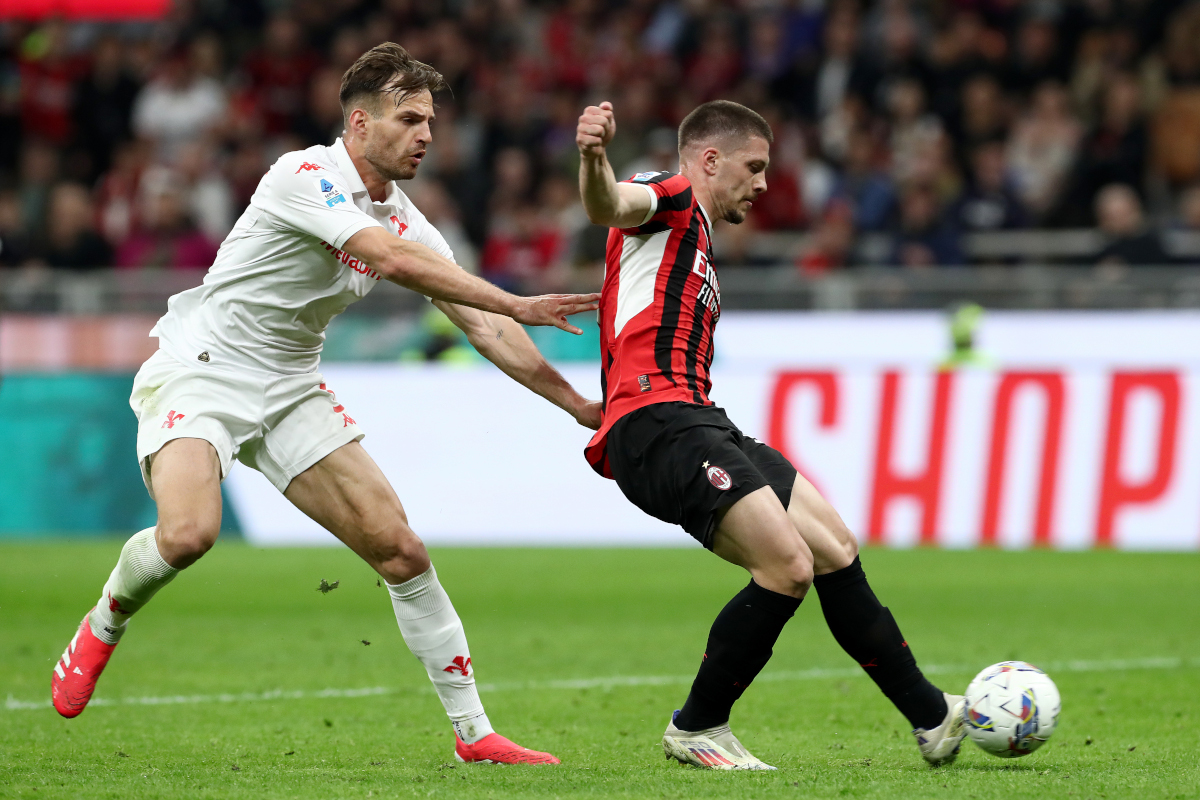 Luka Jović anotando un gol para el Milan