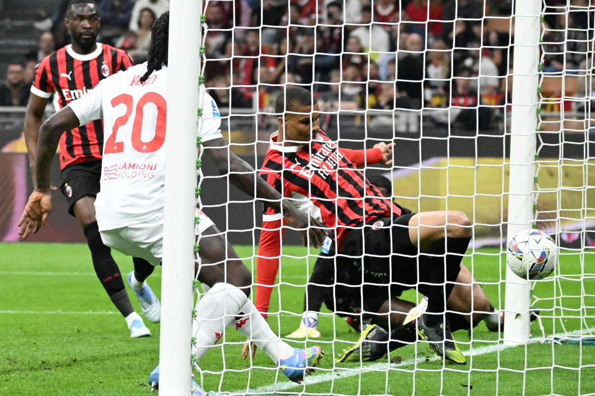 epa12012344 AC Milan’s defender Malick Thiaw (R) scores an own goal during the Italian Serie A soccer match between AC Milan and Fiorentina at the Giuseppe Meazza stadium in Milan, Italy, 05 April 2025. EPA-EFE/Daniel Dal Zennaro