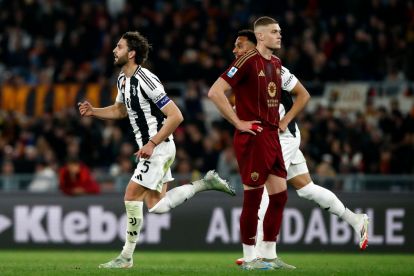 EPA12014617 Juventus Manuel Locatelli Jubilates Setelah mencetak gol pembuka selama pertandingan sepak bola Seri A Italia sebagai Roma vs Juventus FC di Stadion Olimpico di Roma, Italia, 06 April 2025.