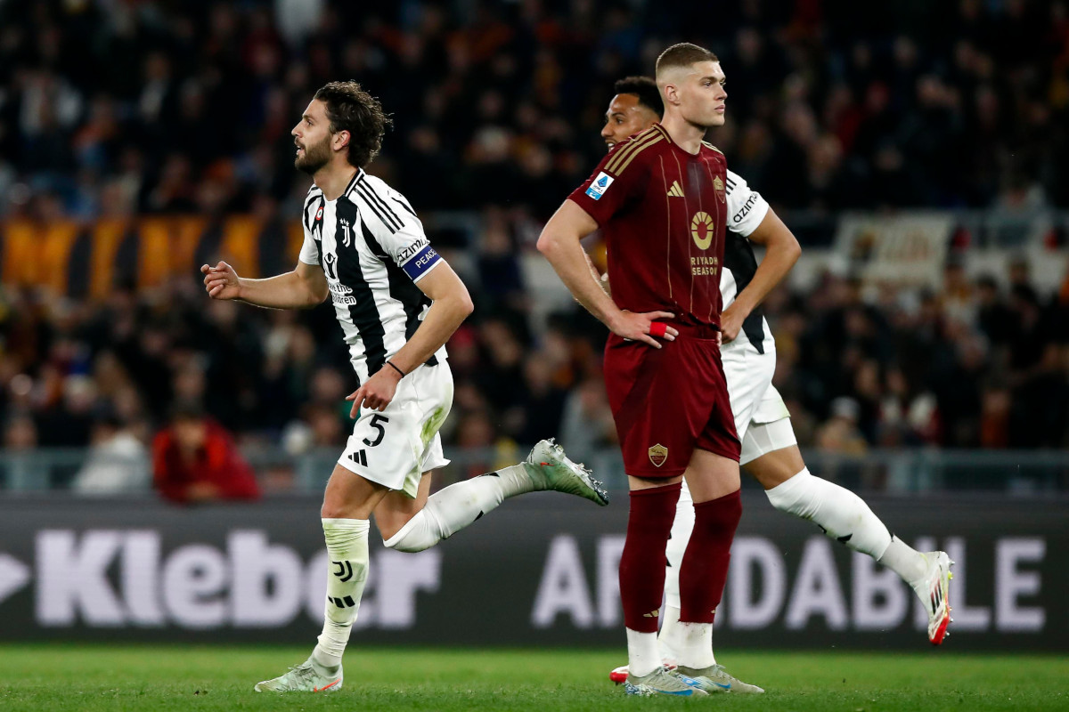 EPA12014617 Juventus Manuel Rocatelli is delighted after scoring the opening goal during an Italian Serie A soccer match as Rome vs Juventus FC at the Olipico Stadium in Rome on April 6, 2025.