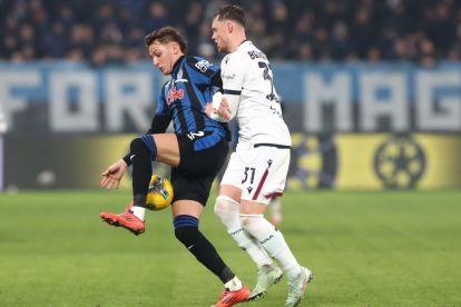 BERGAMO, ITALY - FEBRUARY 04: Mateo Retegui of Atalanta BC competes for the ball with Sam Beukema of Bologna FC during the Coppa Italia, Quarter Final match between Atalanta BC and Bologna FC at Gewiss Stadium on February 04, 2025 in Bergamo, Italy. (Photo by Marco Luzzani/Getty Images)