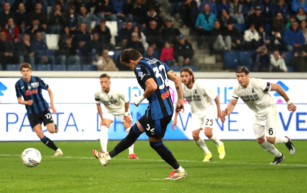 Mateo Retegui of Atalanta BC scores their team's first goal from the penalty spot during the Serie A match between Atalanta BC and US Lecce at Gewiss Stadium on April 27, 2025 in Bergamo, Italy. (Photo by Marco Luzzani/Getty Images)