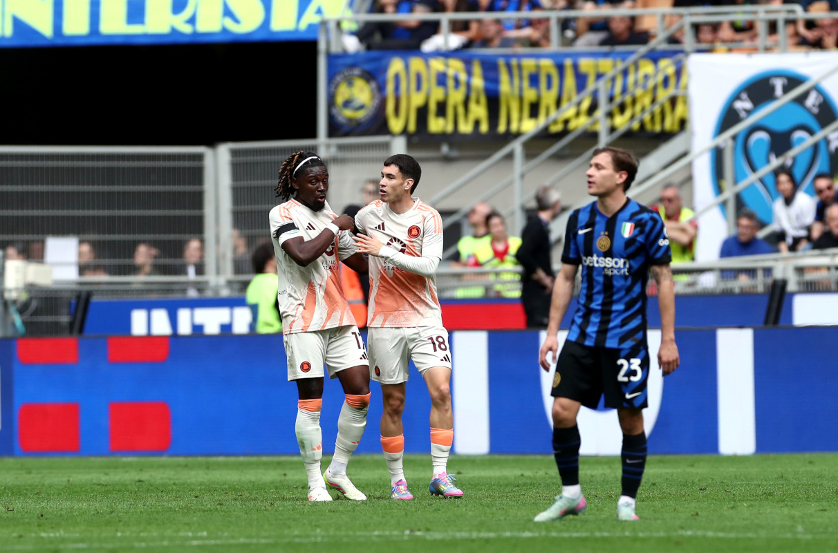 MILAN, ITALY - APRIL 27: Matias Soule of AS Roma celebrates scoring his team's first goal with teammate Manu Kone during the Serie A match between FC Internazionale and AS Roma at Stadio Giuseppe Meazza on April 27, 2025 in Milan, Italy. (Photo by Marco Luzzani/Getty Images)