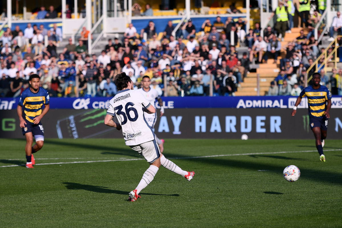 PARMA, ITALY - APRIL 05: Matteo Darmian of FC Internazionale scores his team's first goal during the Serie A match between Parma and FC Internazionale at Stadio Ennio Tardini on April 05, 2025 in Parma, Italy. (Photo by Alessandro Sabattini/Getty Images)