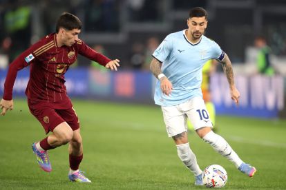ROME, ITALY - APRIL 13: Mattia Zaccagni of Lazio runs with the ball whilst under pressure from Matias Soule of AS Roma during the Serie A match between SS Lazio and AS Roma at Stadio Olimpico on April 13, 2025 in Rome, Italy. (Photo by Paolo Bruno/Getty Images)