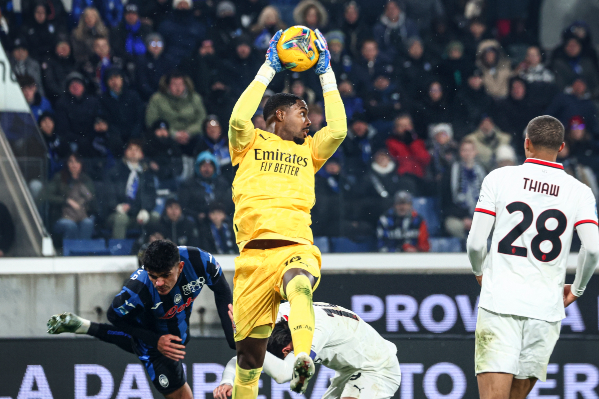 Milan book Maignan’s replacement after opening Chelsea bid 2 BERGAMO, ITALY - DECEMBER 06: Mike Maignan of AC Milan in action during the Serie A match between Atalanta and AC Milan at Gewiss Stadium on December 06, 2024 in Bergamo, Italy. (Photo by Giuseppe Cottini/Getty Images)