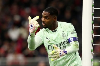 MILAN, ITALY - APRIL 02: Mike Maignan of AC Milan speaks with his defenders during the Coppa Italia Semi Final match between AC Milan and FC Internazionale at Stadio Giuseppe Meazza on April 02, 2025 in Milan, Italy. (Photo by Marco Luzzani/Getty Images)