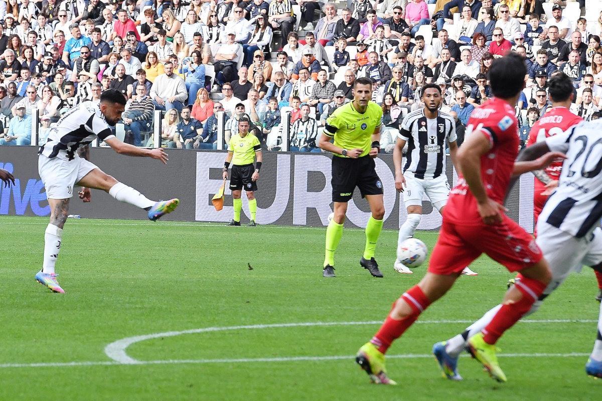 epa12058879 Juventus' Nico Gonzalez scores the 1-0 lead during the Italian Serie A soccer match Juventus FC vs AC Monza at the Allianz Stadium in Turin, Italy, 27 April 2025. EPA-EFE/ALESSANDRO DI MARCO