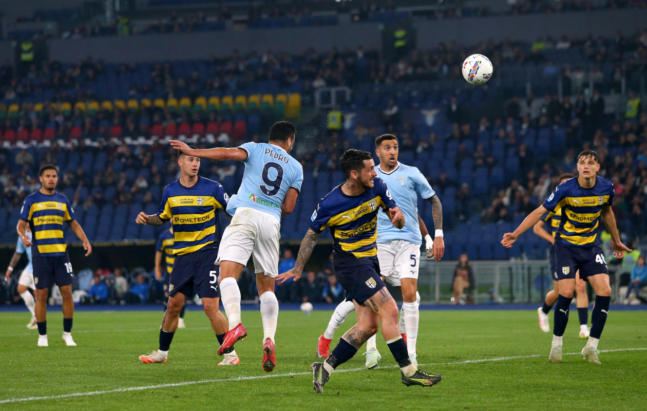 Pedro de la Lazio celebrando un gol contra el Parma