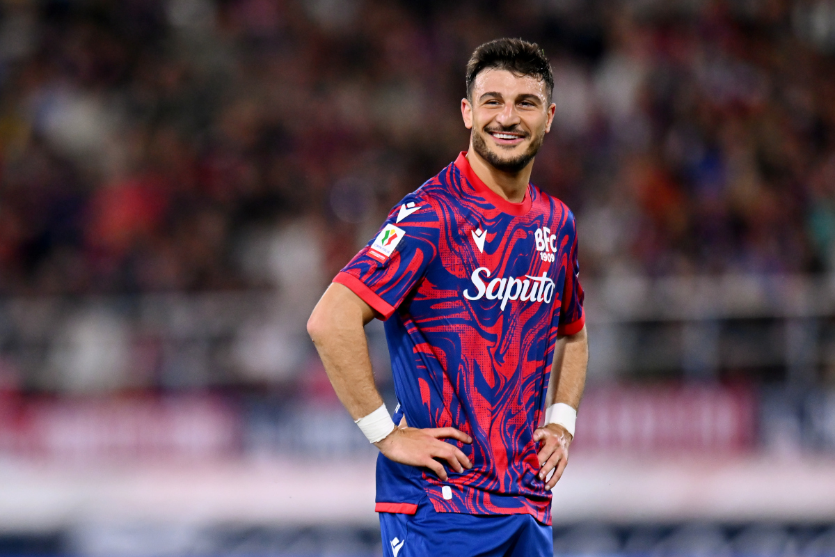 BOTALNA, ITALIA - 24 de abril: Riccardo Orsolini de Bolonia sonríe durante el partido semi final de Coppa Italia entre Bolonia FC y Empoli en el estadio Renato Dall'ara el 24 de abril de 2025 en Bolonia, Italia. (Foto de Alessandro Sabattini/Getty Images)