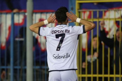 EMPOLI, Italia - 1 April: Riccardo Orsolini dari Bologna FC 1909 merayakan setelah mencetak gol selama pertandingan semi final Coppa Italia Bethaeen Empoli FC dan FC Bologna di Stadion Carlo Castellani pada 1 April 2025 di Empoli, Italia. (Foto oleh Gabriele Malinti/Getty Images)