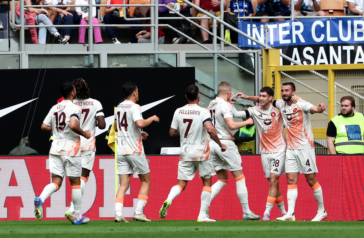 MILAN, ITALY - APRIL 27: Matías Soule of AS Roma celebrates scoring his team's first goal with teammates during the Serie A match between FC Internazionale and AS Roma at Stadio Giuseppe Meazza on April 27, 2025 in Milan, Italy. (Photo by Marco Luzzani/Getty Images)
