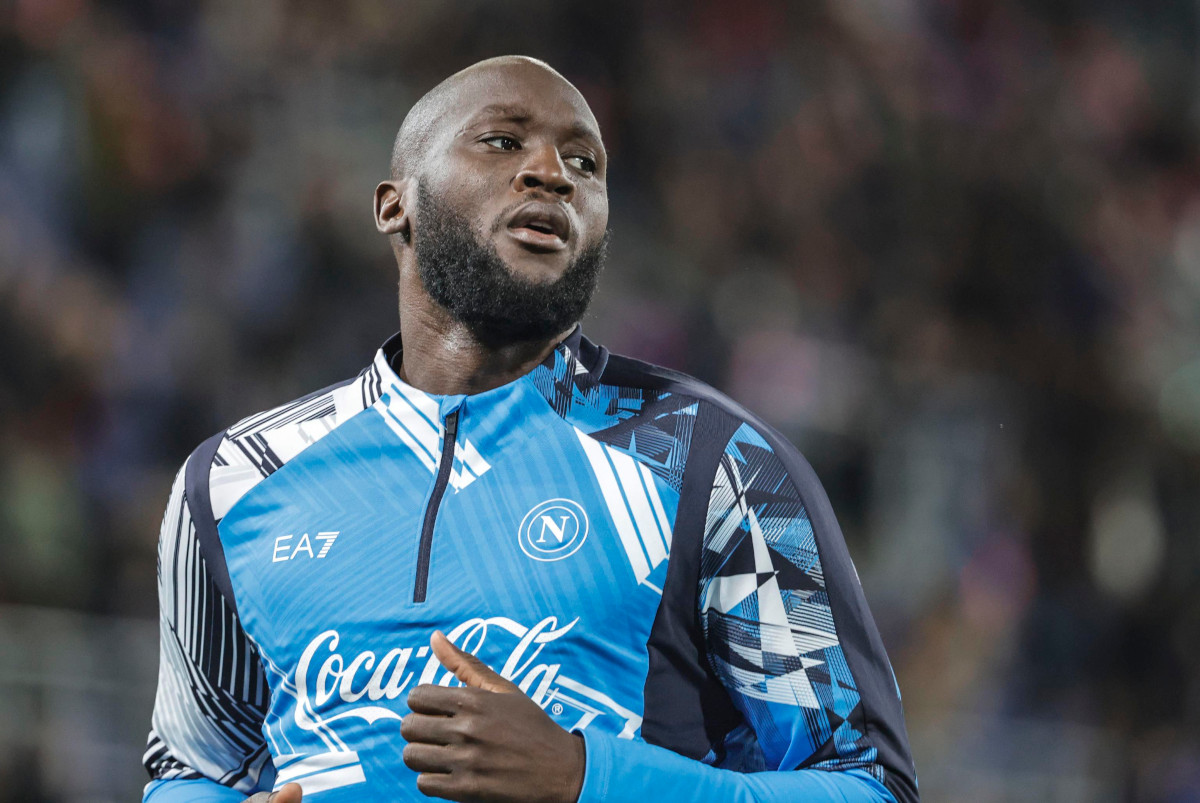 Romelu Lukaku en el calentamiento con el Napoli