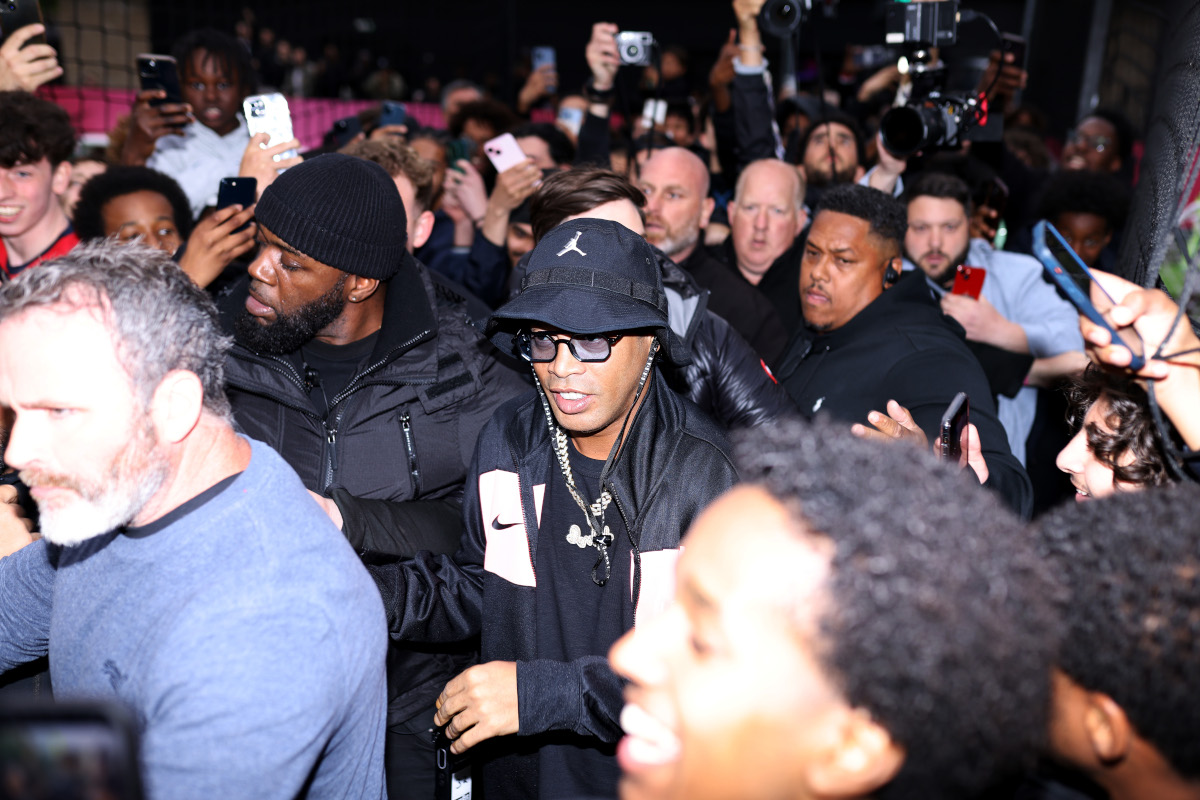 LONDRES, INGLATERRA - 31 DE MAYO: El futbolista brasileño Ronaldinho hace una aparición sorpresa en Powerleague Shepards Bush para lanzar el Mad Brilliance Boot Pack en NikeTown el 31 de mayo de 2024 en Londres, Inglaterra. (Foto de Charlie Crowhurst/Getty Images para Nike)