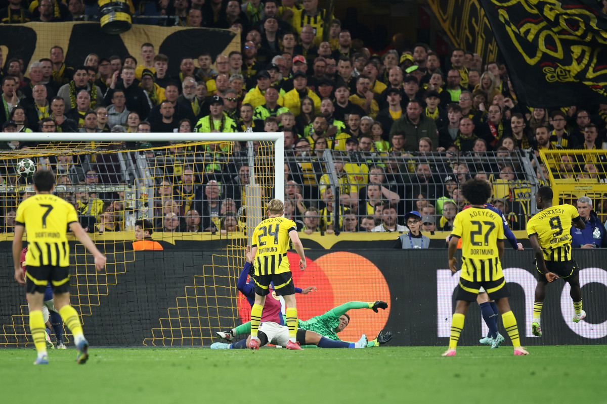 DORTMUND, GERMANY - APRIL 15: Serhou Guirassy of Borussia Dortmund scores his team's first goal to complete his hat-trick during the UEFA Champions League 2024/25 Quarter Final Second Leg match between Borussia Dortmund and FC Barcelona at BVB Stadion Dortmund on April 15, 2025 in Dortmund, Germany. (Photo by Alex Grimm/Getty Images)