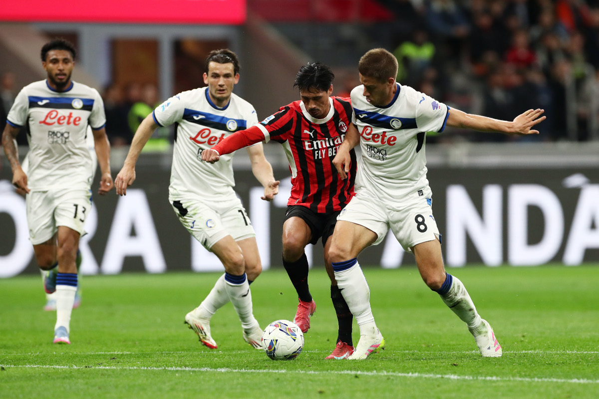 Tijjani Reijnders em campo pelo AC Milan contra a Atalanta.