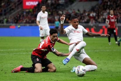MILAN, ITALY - APRIL 05: Michael Folorunsho of Fiorentina is challenged by Tijjani Reijnders of AC Milan during the Serie A match between AC Milan and Fiorentina at Stadio Giuseppe Meazza on April 05, 2025 in Milan, Italy. (Photo by Marco Luzzani/Getty Images)