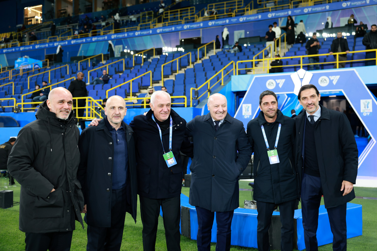 RIYADH, SAUDI ARABIA - JANUARY 02: Luca Percassi, CEO of Atalanta (L), Antonio Percassi, President of Atalanta BC (3L), Giuseppe Marotta, CEO of FC Internazionale (4L) and Tony D’Amico, Sporting Director of Atalanta (R), pose for a photo prior to the Italian Super Cup Semi-Final match between FC Internazionale and Atalanta at Al Awwal Park on January 02, 2025 in Riyadh, Saudi Arabia. (Photo by Abdullah Ahmed/Getty Images)