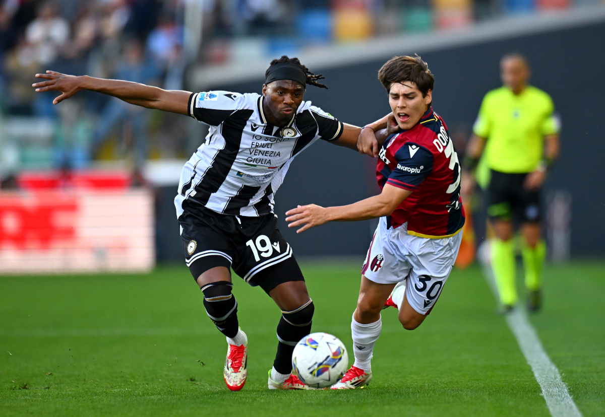 UDINE, ITALY - APRIL 28: Kingsley Ehizibue of Udinese controls the ball under pressure from Benjamin Dominguez of Bologna during the Serie A match between Udinese and Bologna at Stadio Friuli on April 28, 2025 in Udine, Italy. (Photo by Alessandro Sabattini/Getty Images)